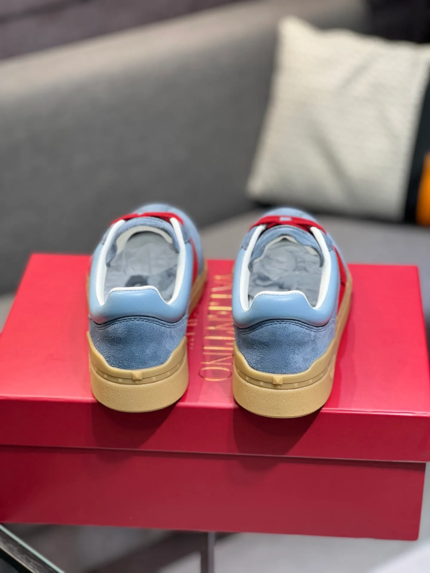 Men's shoes 💰620 👉🌹🌹VALENTINO counter synchronized new low-top casual sports shoes 👍Professional and high-end, perfect replica, first-class quality! 👍All made of original 1:1 materials, exclusive mold opening! 👍High mercerized cowhide fabric 👍TPU outsole, comfortable and wear-resistant, brand injection insole, 👍Full set of high-end counter packaging 👍All details are customized with 1:1 mold, striving for perfection! 👍Couple style female 35-41, male 38-46 (female 41, male 45 46 customized)